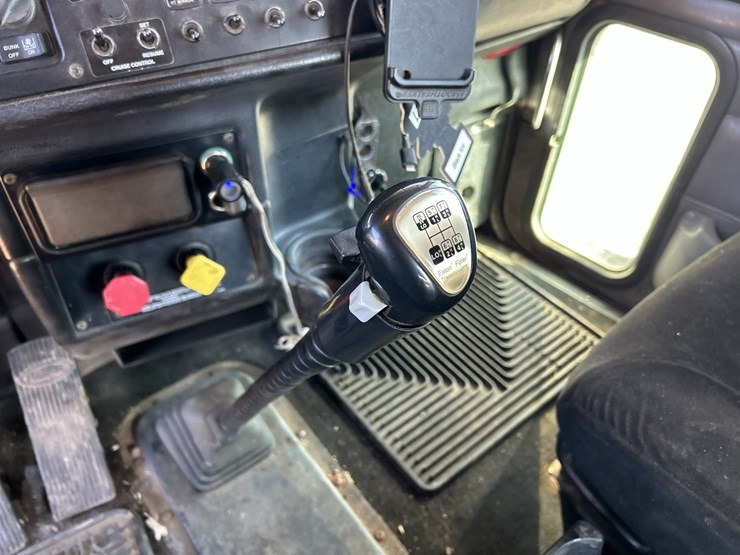 2005-peterbilt-379-image-71