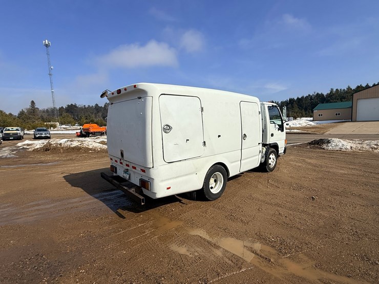 2004-isuzu-npr-image-5