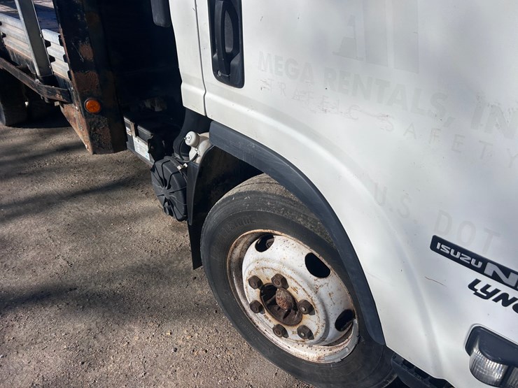 2012-isuzu-npr-image-23