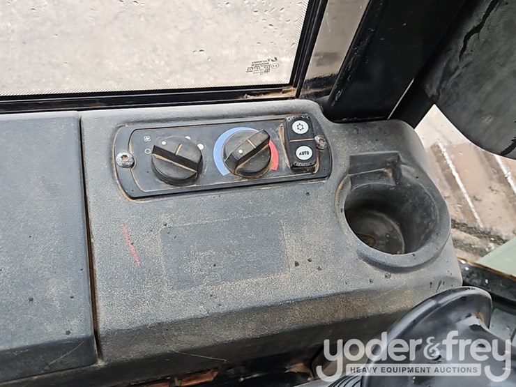 2014-caterpillar-d6k2-xl-image-31