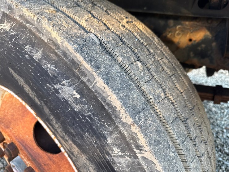 1998-freightliner-fl70-image-74