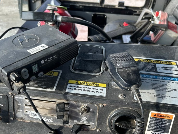 #2237-•-2006-mack-tri-axle-concrete-placement-truck-image-71