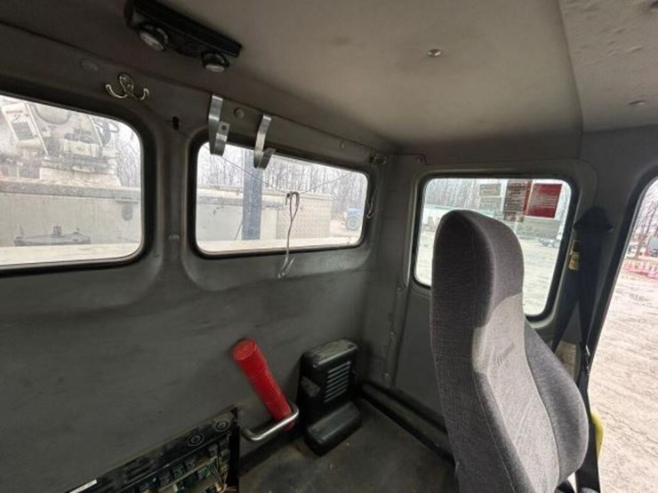 2004-freightliner-fl80-image-25