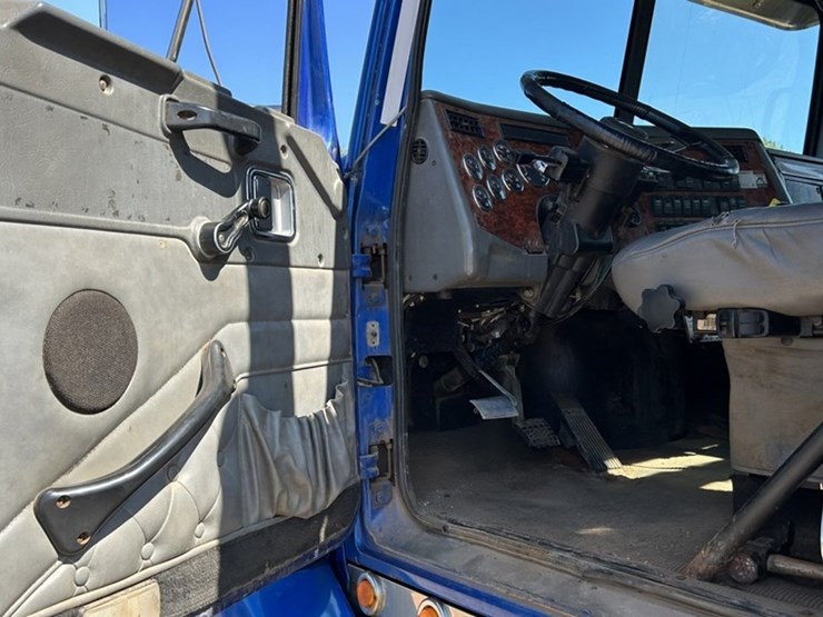 #1114-•-2005-western-star-tri-axle-heavy-haul-truck-tractor-image-56