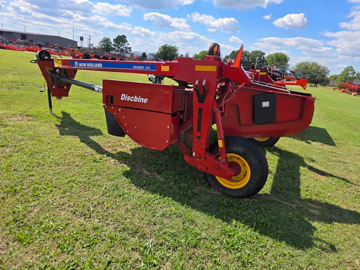 2022-new-holland-210-image-21