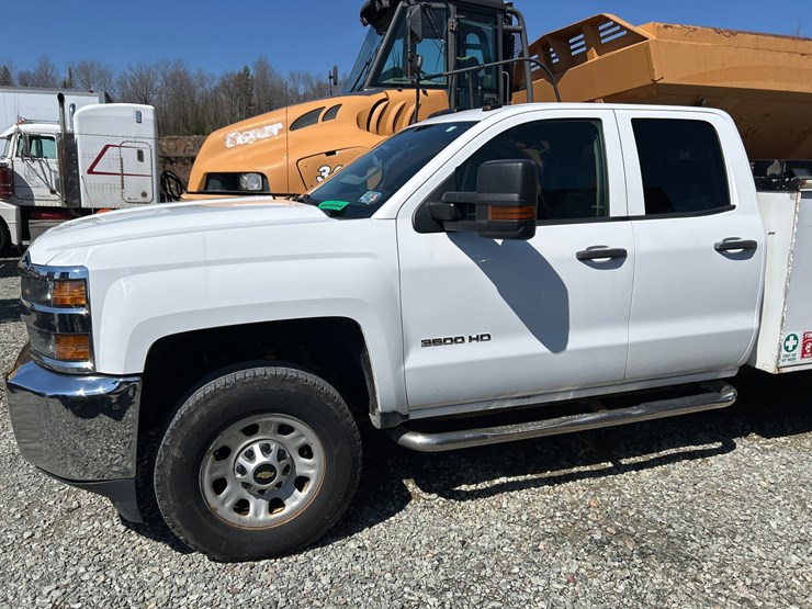 2018-chevrolet-3500-image-14