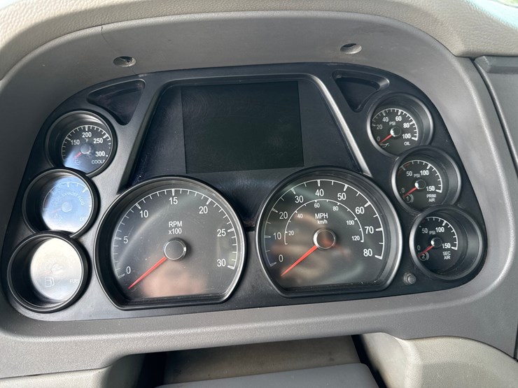 2016-massey-ferguson-8-image-78