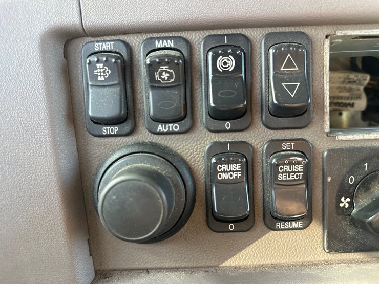 2013-peterbilt-365-image-43