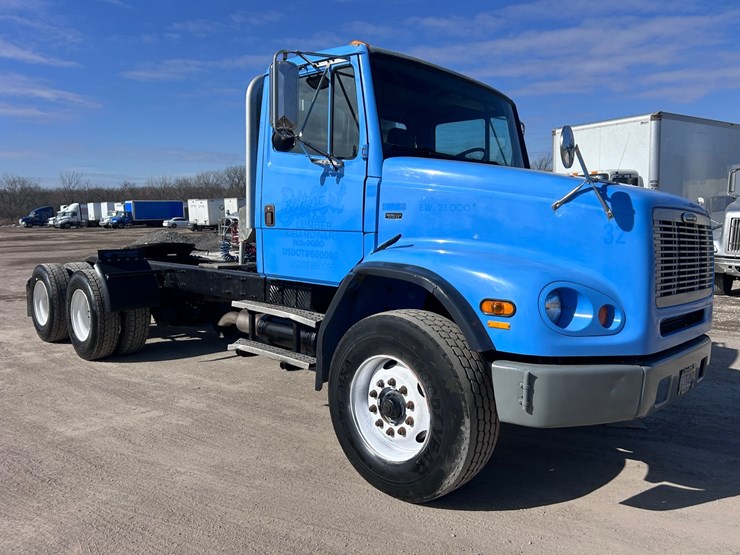 #1680-•-2003-freightliner-day-cab-truck-tractor-image-7