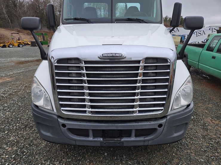 2016-freightliner-cascadia-125-image-13