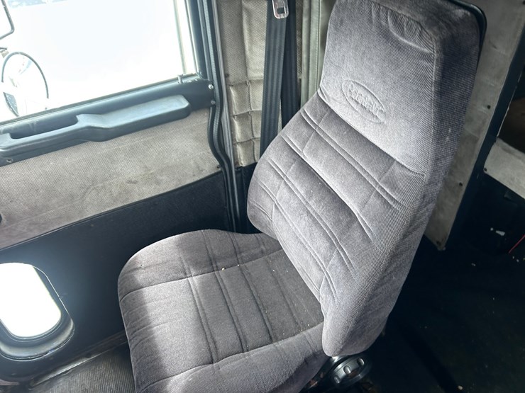 2000-peterbilt-379-image-46
