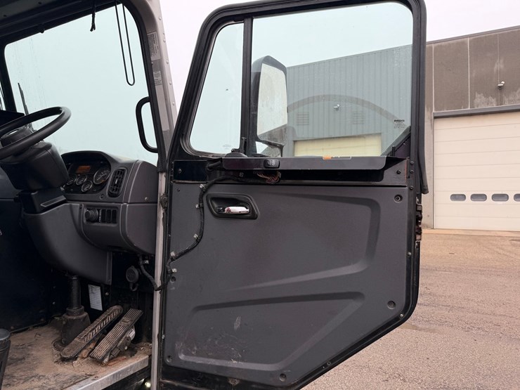 #1360-•-2019-peterbilt-pb520-side-load-garbage-truck-image-53