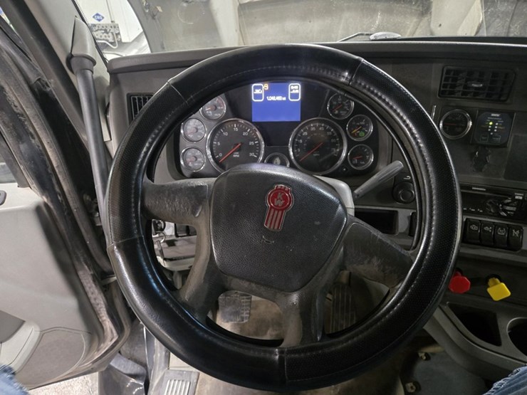 2015-kenworth-t680-image-66