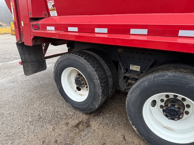 #1360-•-2019-peterbilt-pb520-side-load-garbage-truck-image-25