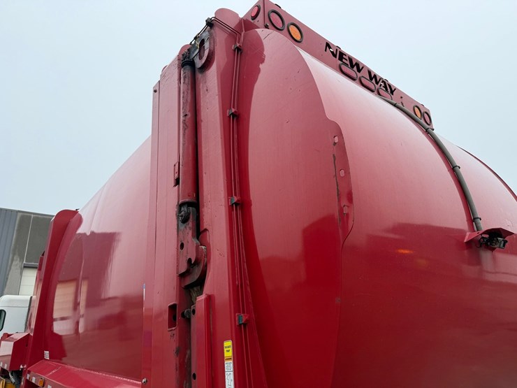 #1360-•-2019-peterbilt-pb520-side-load-garbage-truck-image-18