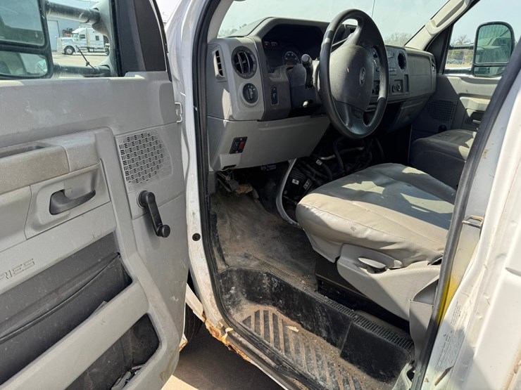 2010-ford-e350-image-26