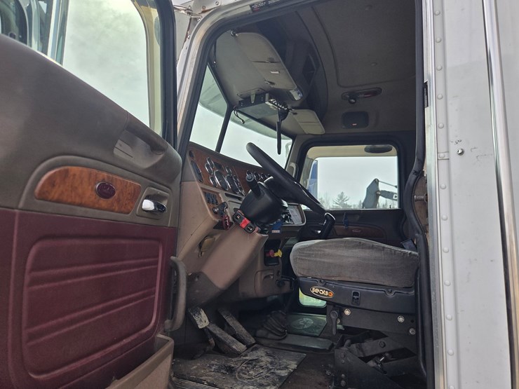 2007-peterbilt-579-image-57