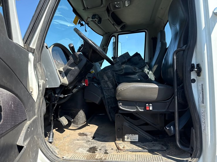 2010-international-7400-image-49