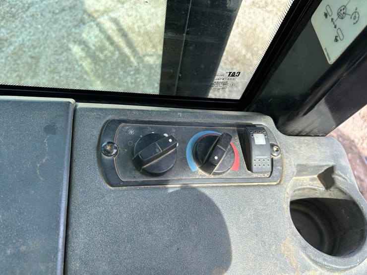 caterpillar-d5k-xl-image-30