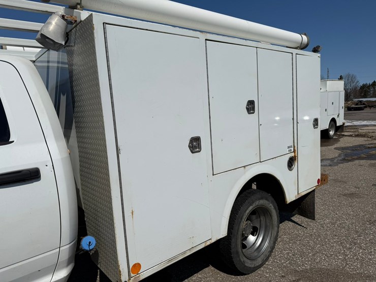 #1064-•-2015-ram-5500-heavy-duty-service-truck-image-11