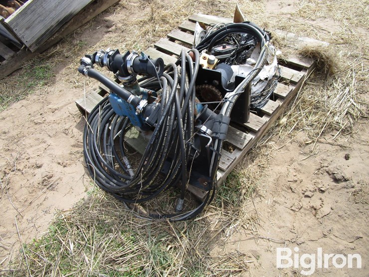 john-blue-hydraulic-fertilizer-attachment-image-1