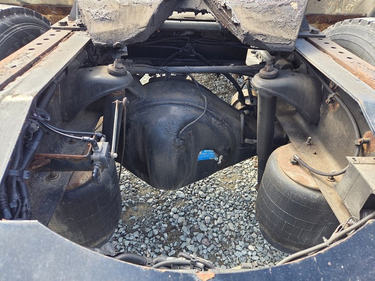 2013-peterbilt-337-image-27