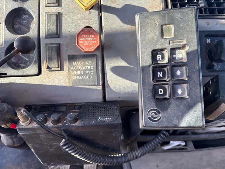 1998-freightliner-fl70-image-62