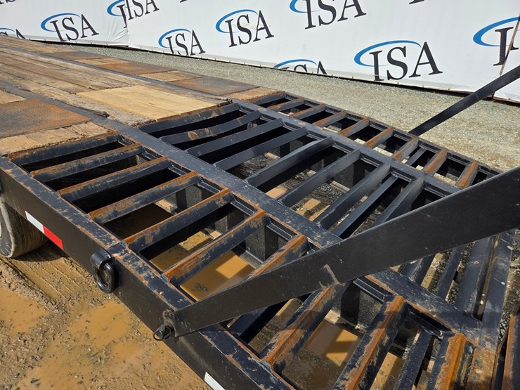 2013-massey-ferguson-8-image-21