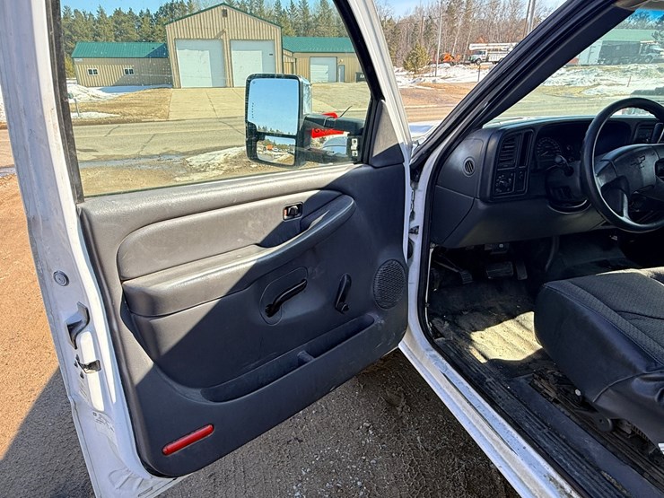 2006-chevrolet-3500hd-image-39