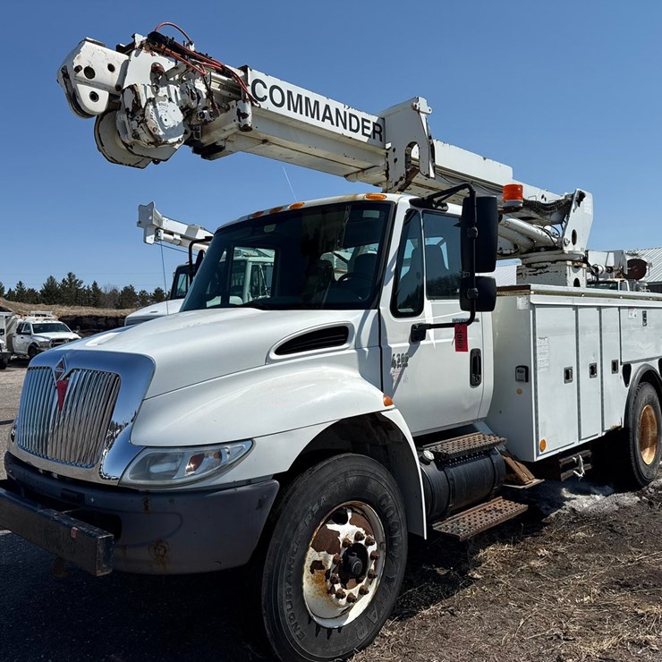 2002 INTERNATIONAL 4300 SBA