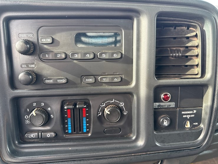 2005-chevrolet-3500-image-32