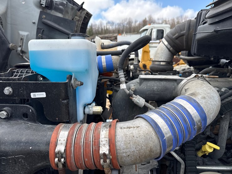 2016-massey-ferguson-8-image-16