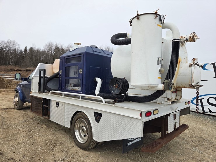 2012-massey-ferguson-8-image-3