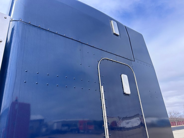 2000-peterbilt-379-image-14