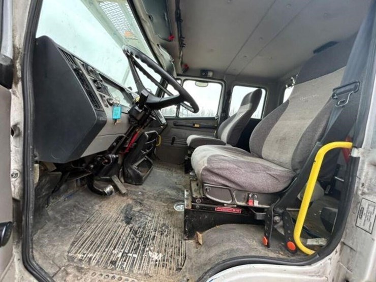 2004-freightliner-fl80-image-28