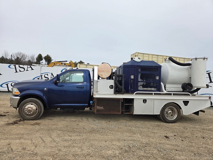 2012-massey-ferguson-8-image-2