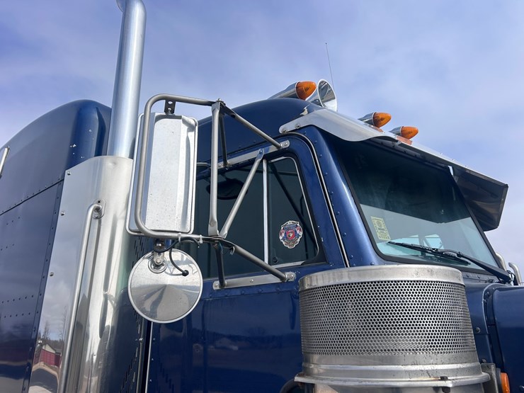 2000-peterbilt-379-image-24