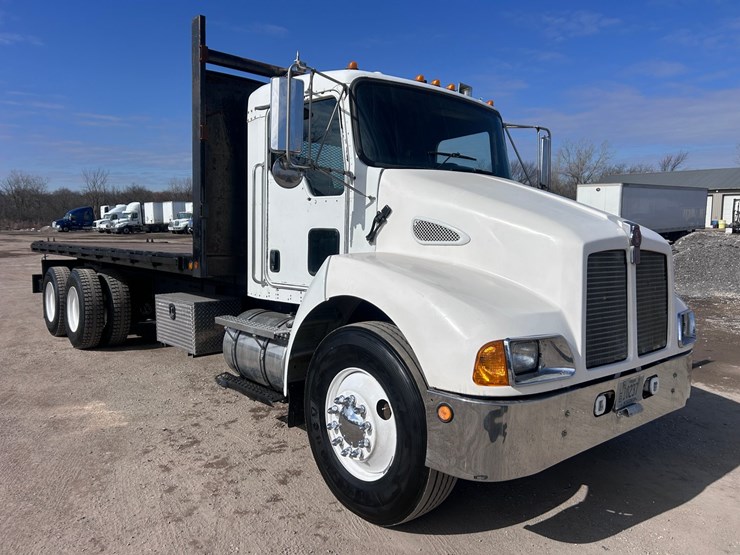 #1679-•-2004-kenworth-flatbed-truck-image-7