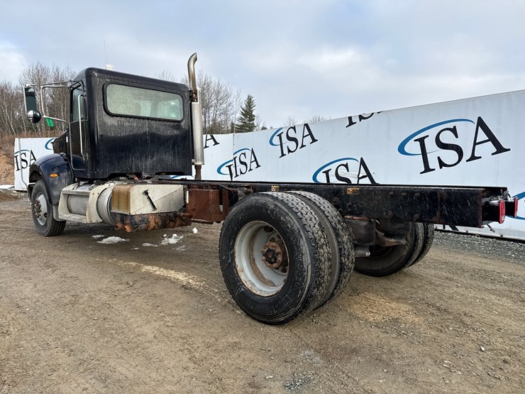 2015-peterbilt-337-image-3