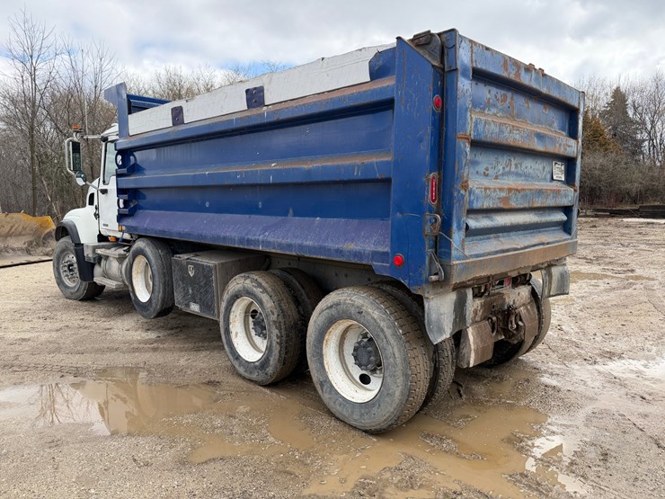 #1049-•-2005-mack-granite-tri-axle-dump-image-3