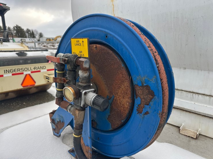 2012-massey-ferguson-8-image-25