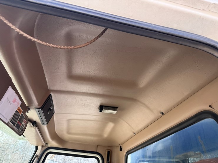 #1049-•-2005-mack-granite-tri-axle-dump-image-46