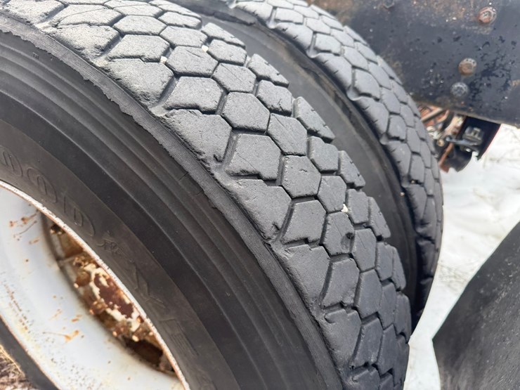 #1117-•-volvo-whitegmc-day-cab-truck-tractor-image-80