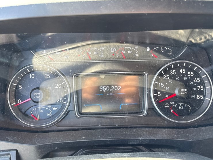 #2199-•-2020-international-a26-sleeper-cab-truck-tractor-image-87