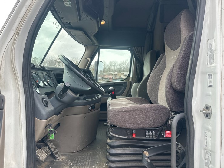 2017-massey-ferguson-8-image-30