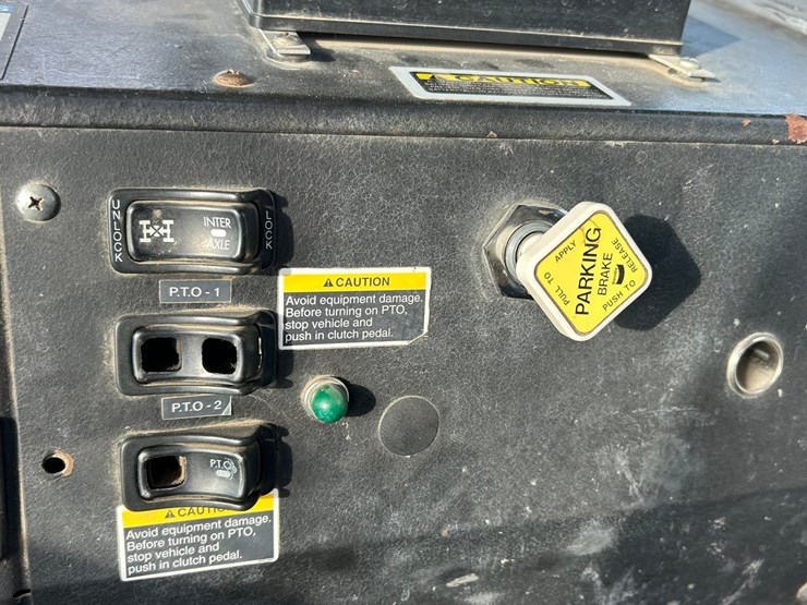 #2237-•-2006-mack-tri-axle-concrete-placement-truck-image-68