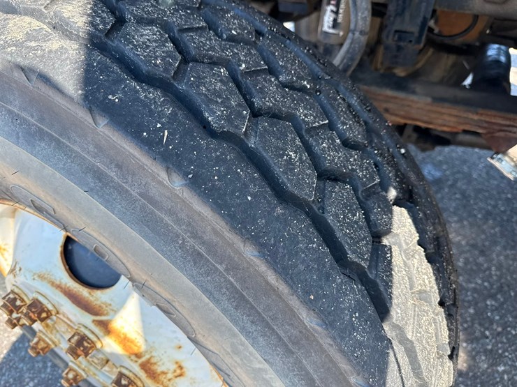 2002-freightliner-fl80-image-59