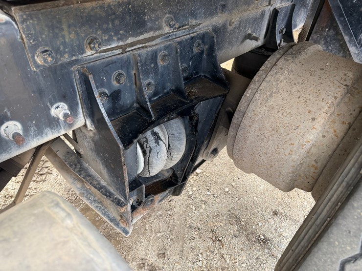 #1049-•-2005-mack-granite-tri-axle-dump-image-35