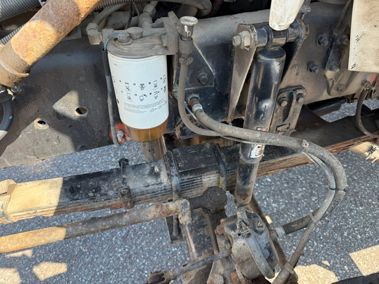 2002-freightliner-fl80-image-10