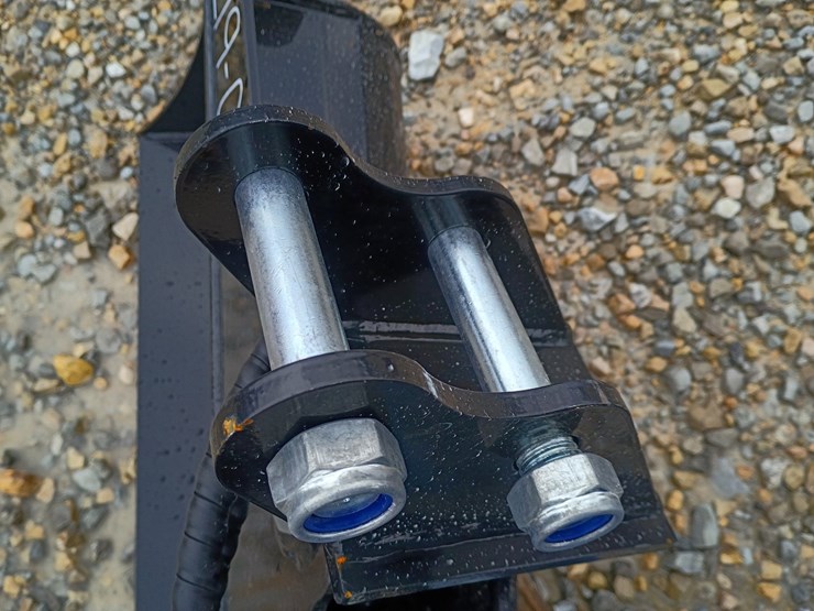 #l19-019-•-tpm-32"-bucket-mini-excavator-attachment-image-6